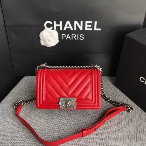 Kabelka přes rameno Chanel Le Boy Flap Original Caviar Leather P67085 s třešňově stříbrnou přezkou