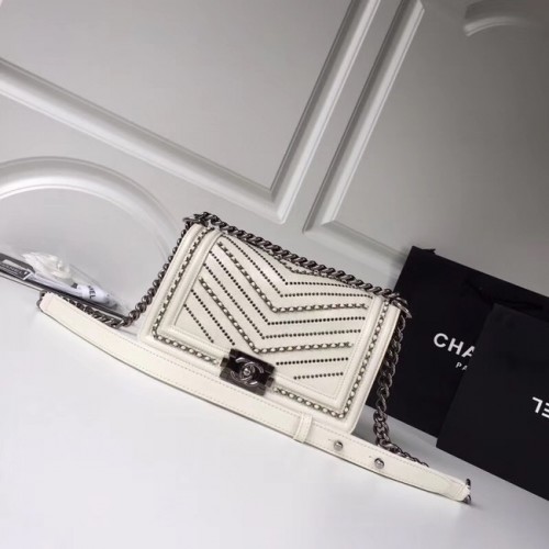 CHLAPECKÁ CHANEL Kabelka zmačkaná telecí kůže stříbrné barvy - kov A67086 bílá