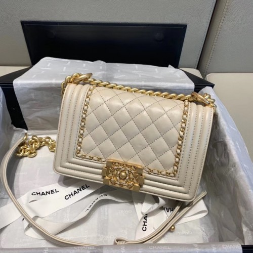CHANEL kabelka s klopou A67085 bílá