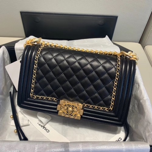 CHANEL kabelka s klopou A67086 černá