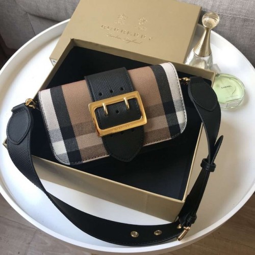 Kožená crossbody kabelka BURBERRY Hampshire s vintage kostkovaným vzorem 24581 černá