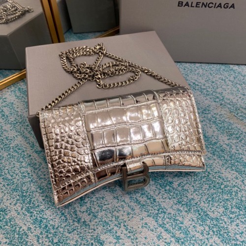 Peněženka Balenciaga HOURGLASS s řetízkem a reliéfním vzorem krokodýla 656050 stříbrná