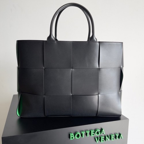 Bottega Veneta ARCO TOTE Velká kabelka z intrecciato zrnité kůže 652868 černá