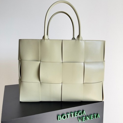 Bottega Veneta ARCO TOTE Velká kabelka z intrecciato zrnité kůže 652868 světle šedá