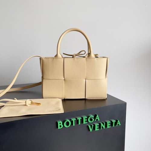Bottega Veneta ARCO TOTE Malá brašna z intrecciato zrnité kůže 709337 Kaše
