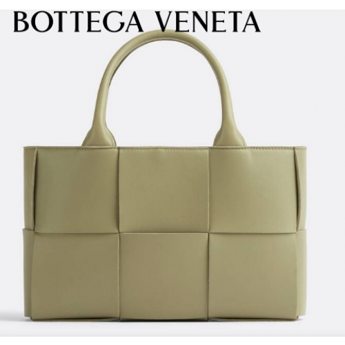 Bottega Veneta ARCO TOTE Malá taška ze zrnité kůže 709337 Travertin