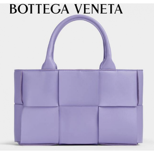 Bottega Veneta ARCO TOTE Malá kabelka ze zrnité kůže 709337 Wisteria