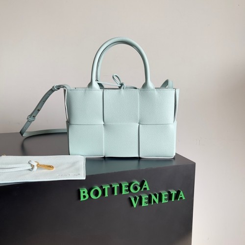 Bottega Veneta ARCO TOTE Malá pletená kožená taška 709337 světle modrá