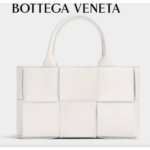Bottega Veneta ARCO TOTE Malá kabelka ze zrnité kůže 709337 bílá