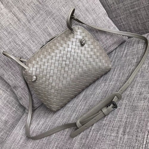 Bottega Veneta Bicolors Intrecciato Nappa Cross Body Bag BV9610 šedá