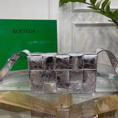 Bottega Veneta CASSETTE Original Leather 666870 Stříbrná