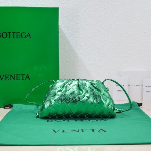 Bottega Veneta Mini intrecciato kožená spojka s páskem 585852 zelená