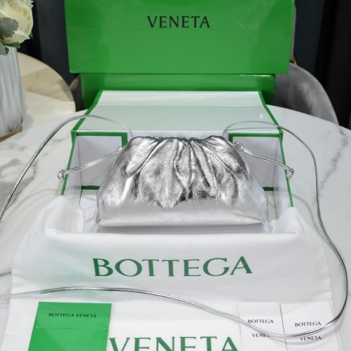 Bottega Veneta Mini intrecciato kožená spojka s páskem 585852 stříbrná