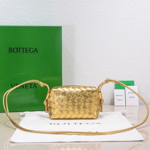 Bottega Veneta Mini intrecciato kožená crossbody kabelka 680254 zlatá
