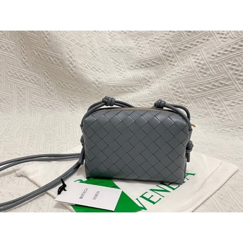 Bottega Veneta Mini intrecciato kožená crossbody kabelka 680254 šedá
