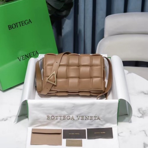 Bottega Veneta POLOŽENÁ KAZETOVÁ TAŠKA 591970 Santalové dřevo