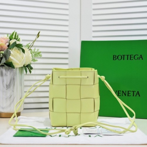 Bottega Veneta Malá Cassette Bucket Bag 680218 Třpytivě zelená