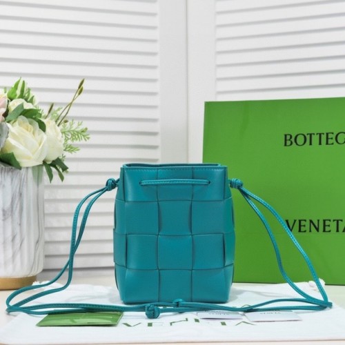 Bottega Veneta Malá Cassette Bucket Bag 680218 nebesky modrá