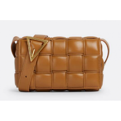 Bottega Veneta Malá polstrovaná kazeta 717506 Camel