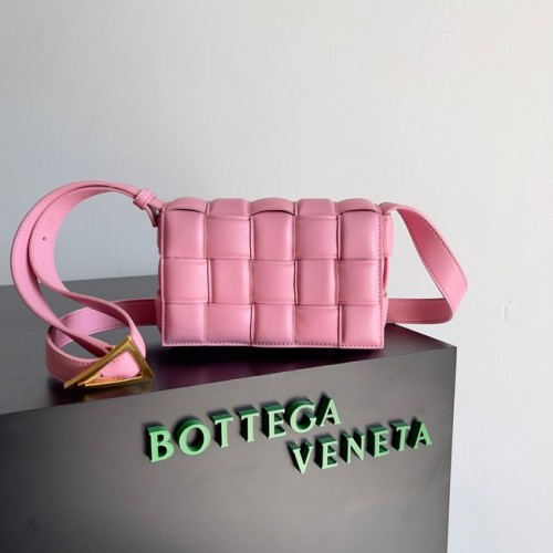 Bottega Veneta Malá polstrovaná kazeta 717506 růžová