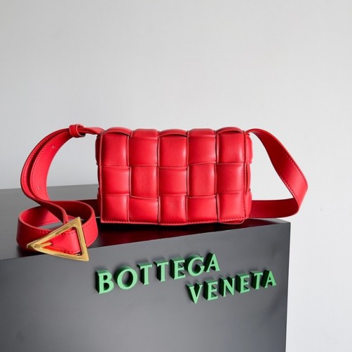 Bottega Veneta Malá polstrovaná kazeta 717506 červená