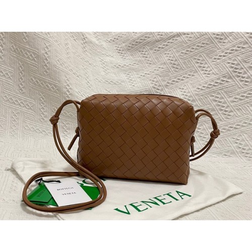 Bottega Veneta Malá intrecciato kožená crossbody kabelka 680255 Brown
