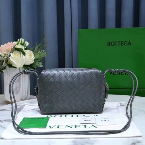 Bottega Veneta Malá intrecciato kožená kabelka přes tělo 680255 Šedá