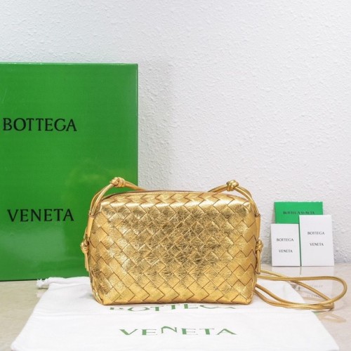 Bottega Veneta Malá intrecciato kožená kabelka přes tělo 680255 zlato