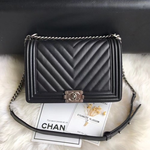 Chlapecká kabelka Chanel s klopou, originální Chevron kůže A67087V, černá