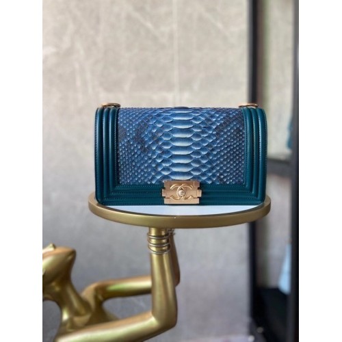 Chlapecká kabelka Chanel s klopou z originální hadí kůže AS67086 modrá