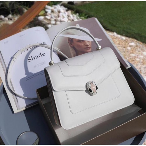 Kožená malá crossbody kabelka Bvlgari Serpenti Forever 20286 bílá