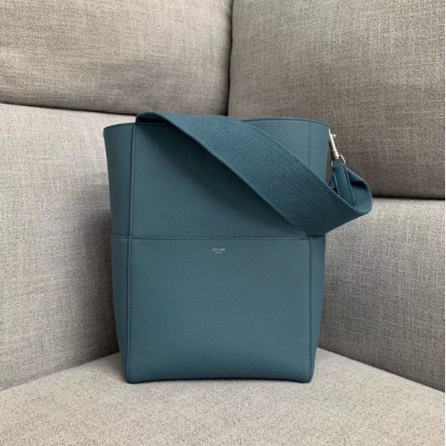 Kabelka Celine SANGLE Bucket z měkké telecí kůže s zrnitou srstí 189593 modrá