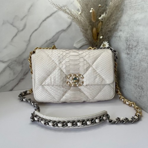 CHANEL 19 Flap Bag Originální klopová kabelka z hadí kůže AS1160 krémová