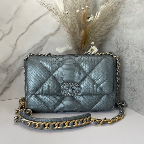 CHANEL 19 Flap Bag Originální kabelka s klopou z hadí kůže AS1160 stříbrná