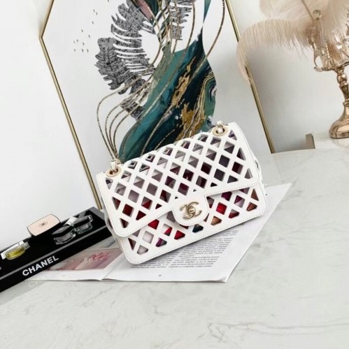 Mini kabelka s klopou CHANEL AS2370 bílá