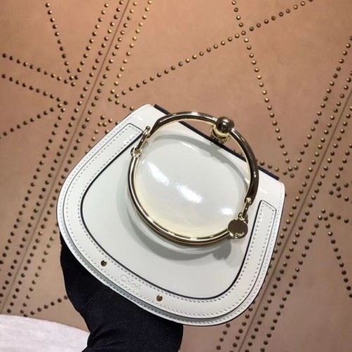 CHLOE Malá kabelka Nile z lakované kůže s náramkem 3E1302 BÍLÁ