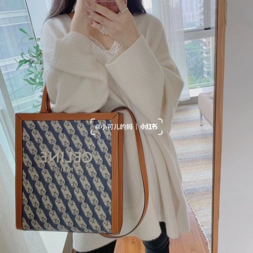 Celine TEEN TRIOMPHE KABELKA Z PLÁTNA A TELECÍ KŮŽE TRIOMPHE CL91041 modrá