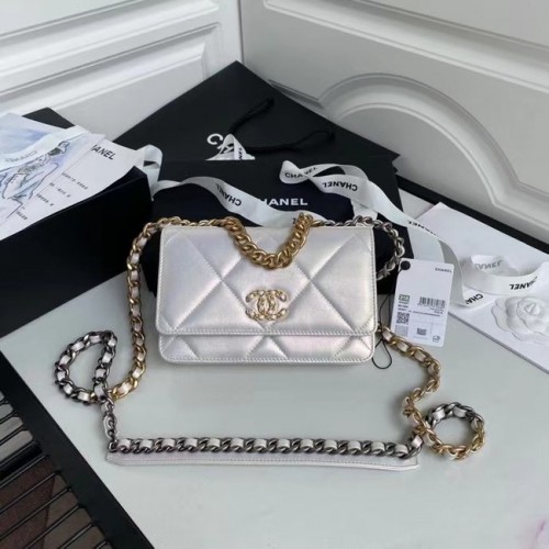 Peněženka Chanel 19 Iridescent Calfskin Chain AP0957 bílá