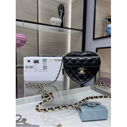 Chanel 2022S Love Heart mini jehněčí crossbody kabelka AO2784 černá