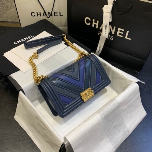 Chanel Boy Tašky přes rameno s klopou Chevron Telecí Kůže A67086 Modro-černé