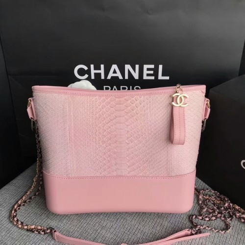 Kabelka přes rameno Chanel Gabrielle z pythonovy kůže A93842 růžová