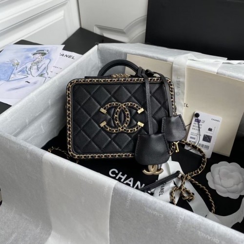Kosmetická taška Chanel Lambskin Crystal Calfskin ve zlaté barvě s kovovým povrchem 8817 černá
