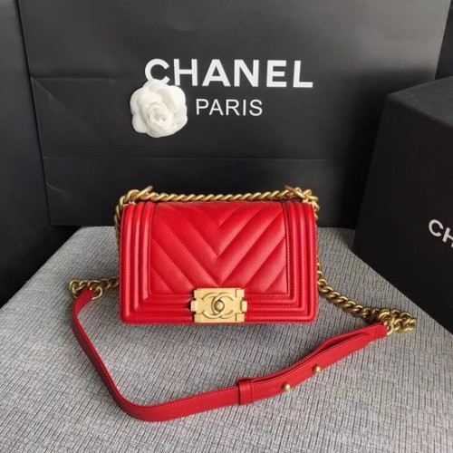 Kabelka Chanel Le Boy Flap přes rameno originální kaviárová kůže P67085 s třešňově zlatou sponou