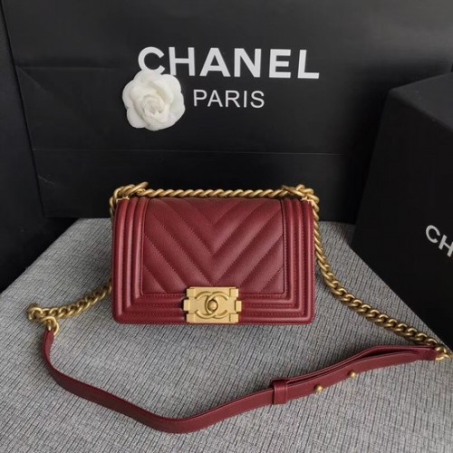 Kabelka přes rameno Chanel Le Boy Flap Original Caviar Leather P67085 s tmavě červenou zlatou sponou