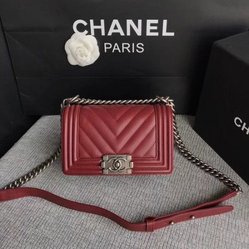 Kabelka přes rameno Chanel Le Boy Flap Original Caviar Leather P67085 s tmavě červenou stříbrnou přezkou