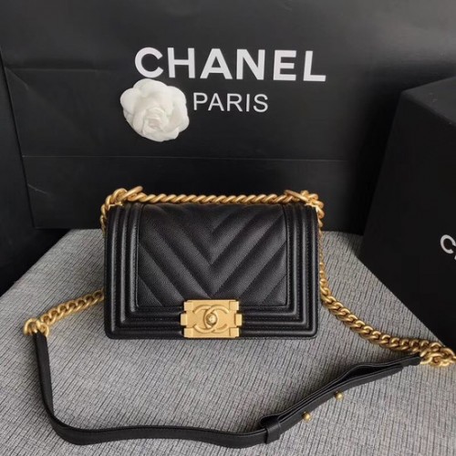 Kabelka přes rameno Chanel Le Boy Flap Original Caviar Leather P67085 černá se zlatou sponou
