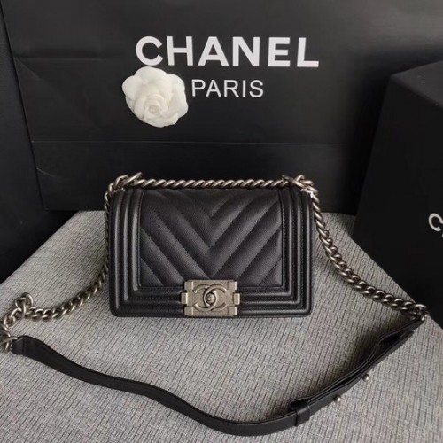 Kabelka přes rameno Chanel Le Boy Flap Original Caviar Leather P67085 černá se stříbrnou přezkou