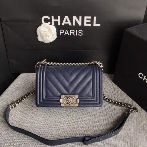 Kabelka přes rameno Chanel Le Boy Flap Original Caviar Leather P67085 tmavě modrá se stříbrnou přezkou