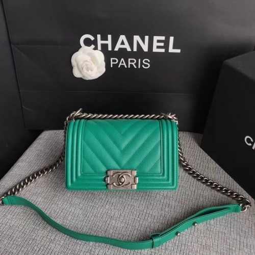 Kabelka přes rameno Chanel Le Boy Flap Original Caviar Leather P67085 zelená stříbrná spona