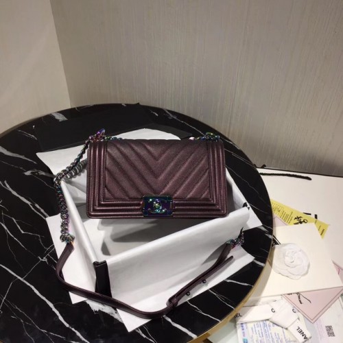 Kabelka přes rameno Chanel Le Boy s klopou, originální kůže, fialová A67086, zlatá